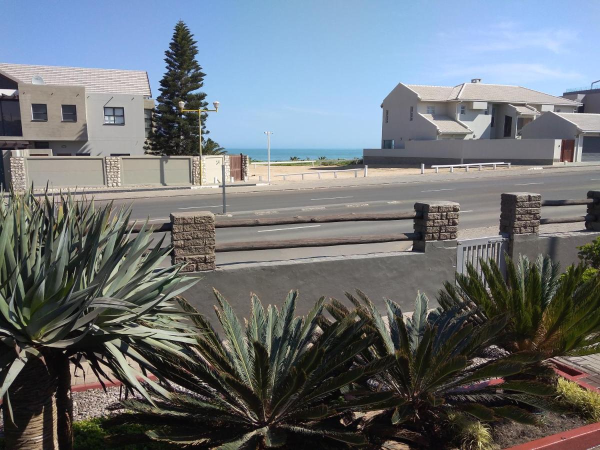 20 On Beach Road 스바코프문트 외부 사진