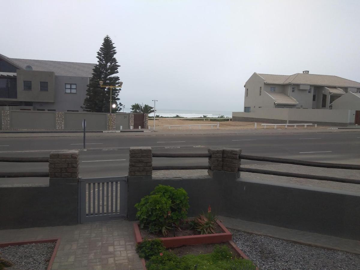 20 On Beach Road 스바코프문트 외부 사진